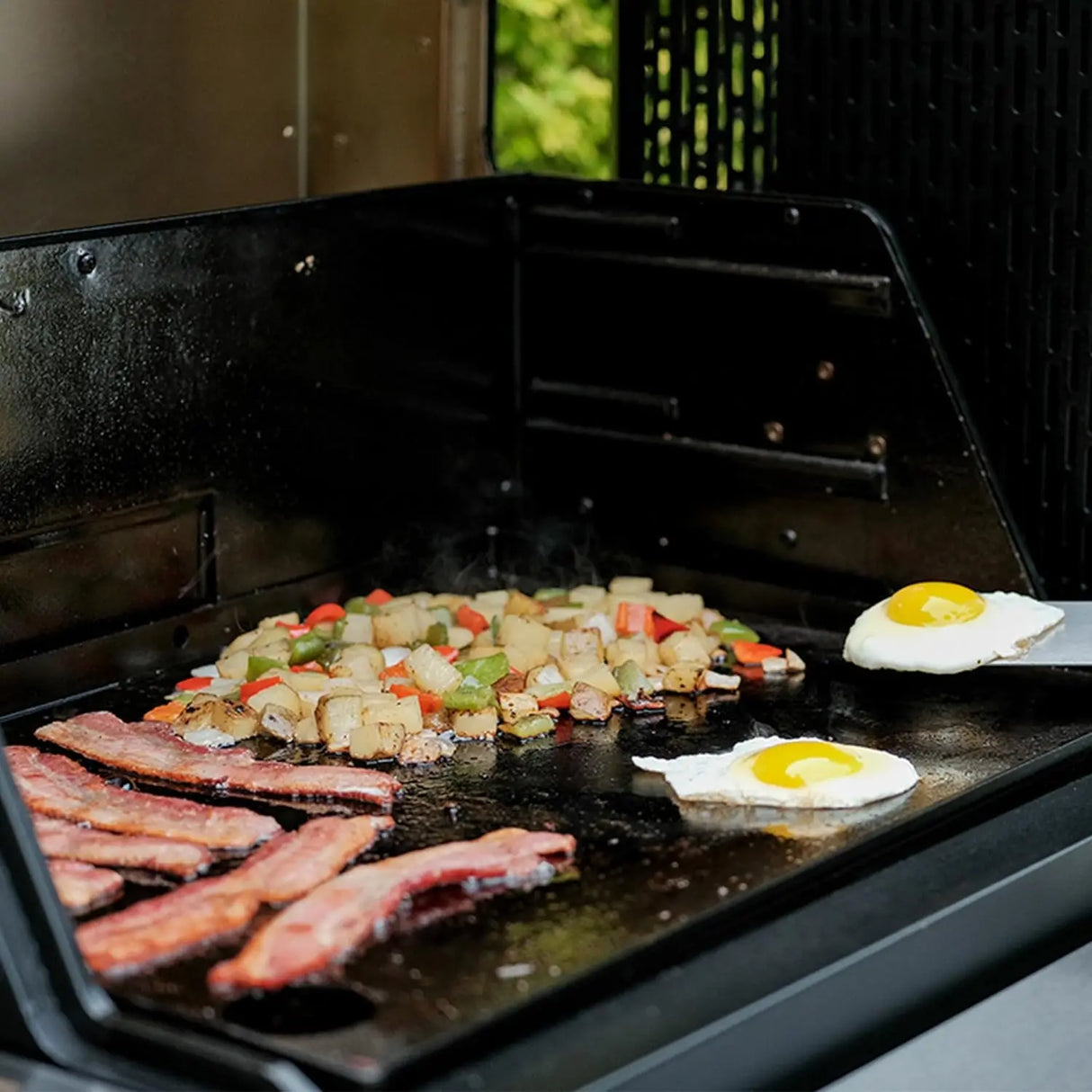Masterbuilt MB20040221 Gravity Series 800 Digital Charcoal Griddle,