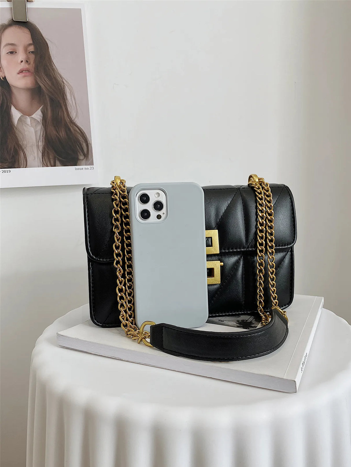 DiamondShaped Embossed Fashion Chain For Female Commuters With