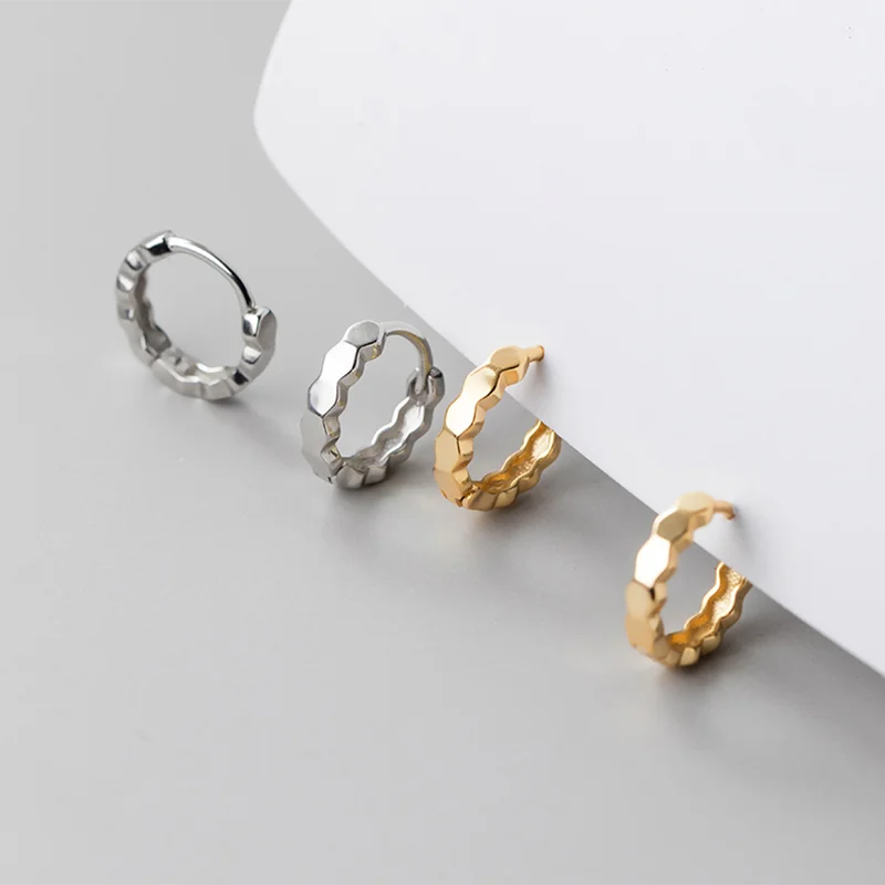 WANTME 925 Sterling Silver Simple Geometric Faceted Huggies