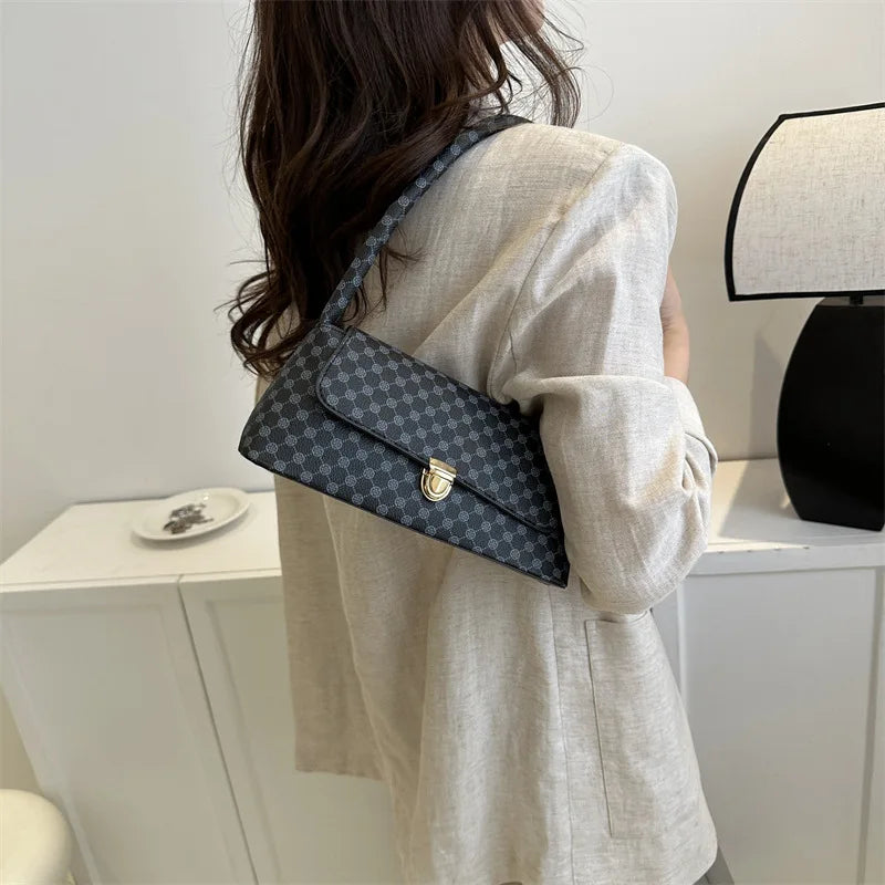 Fashionable and simple shoulder bag, trendy small square
