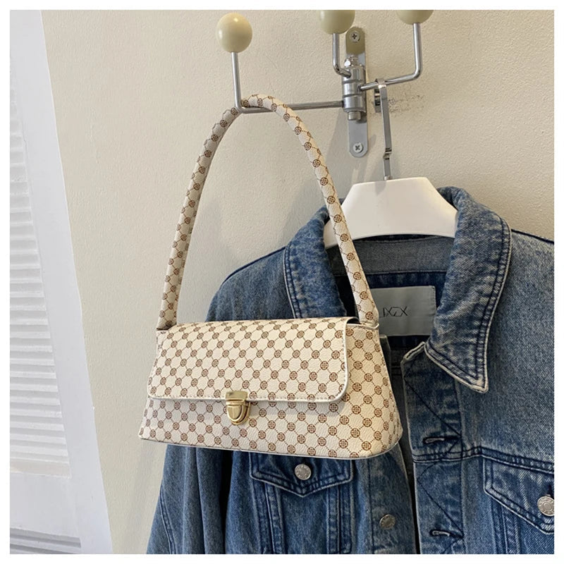 Fashionable and simple shoulder bag, trendy small square