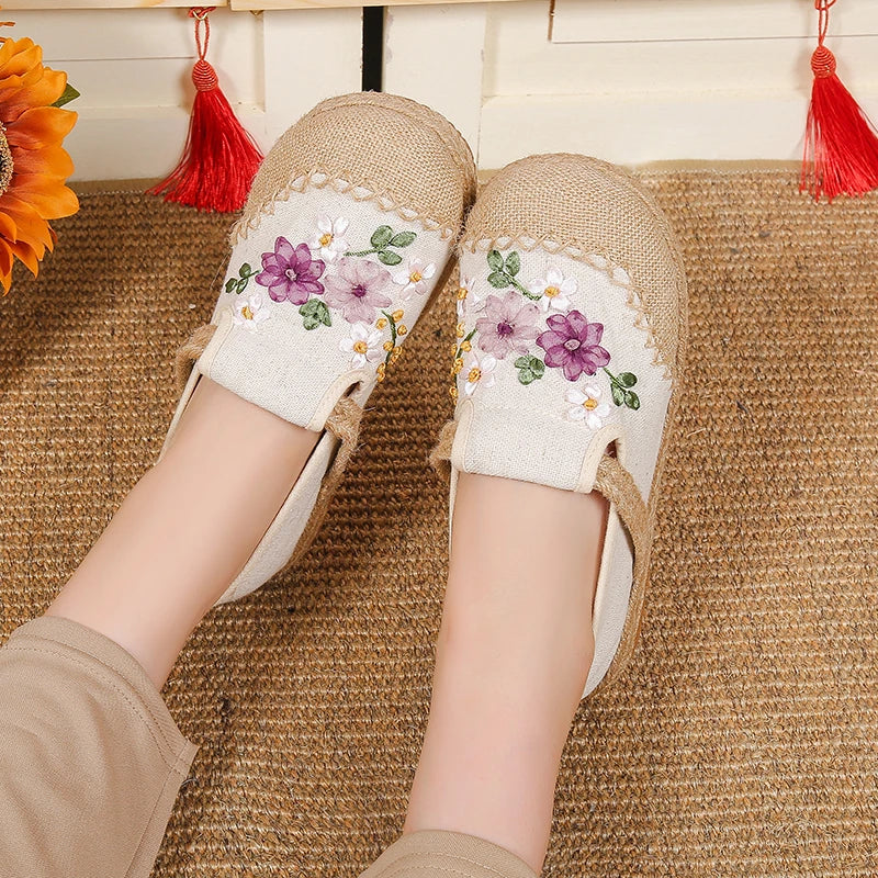 New Embroidery Flowers Flats for Women 2023 Autumn Comfortable Canvas Casuals Shoes Woman Chinese Style Espadrille Shoes Female