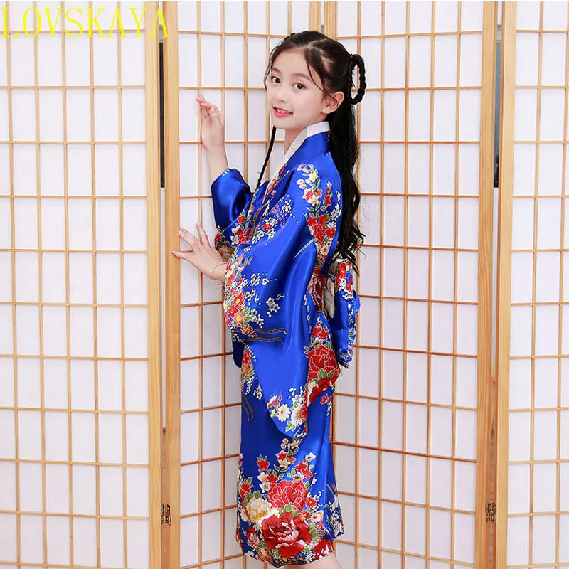 Cute girl Japanese ethnic style kimono and dance