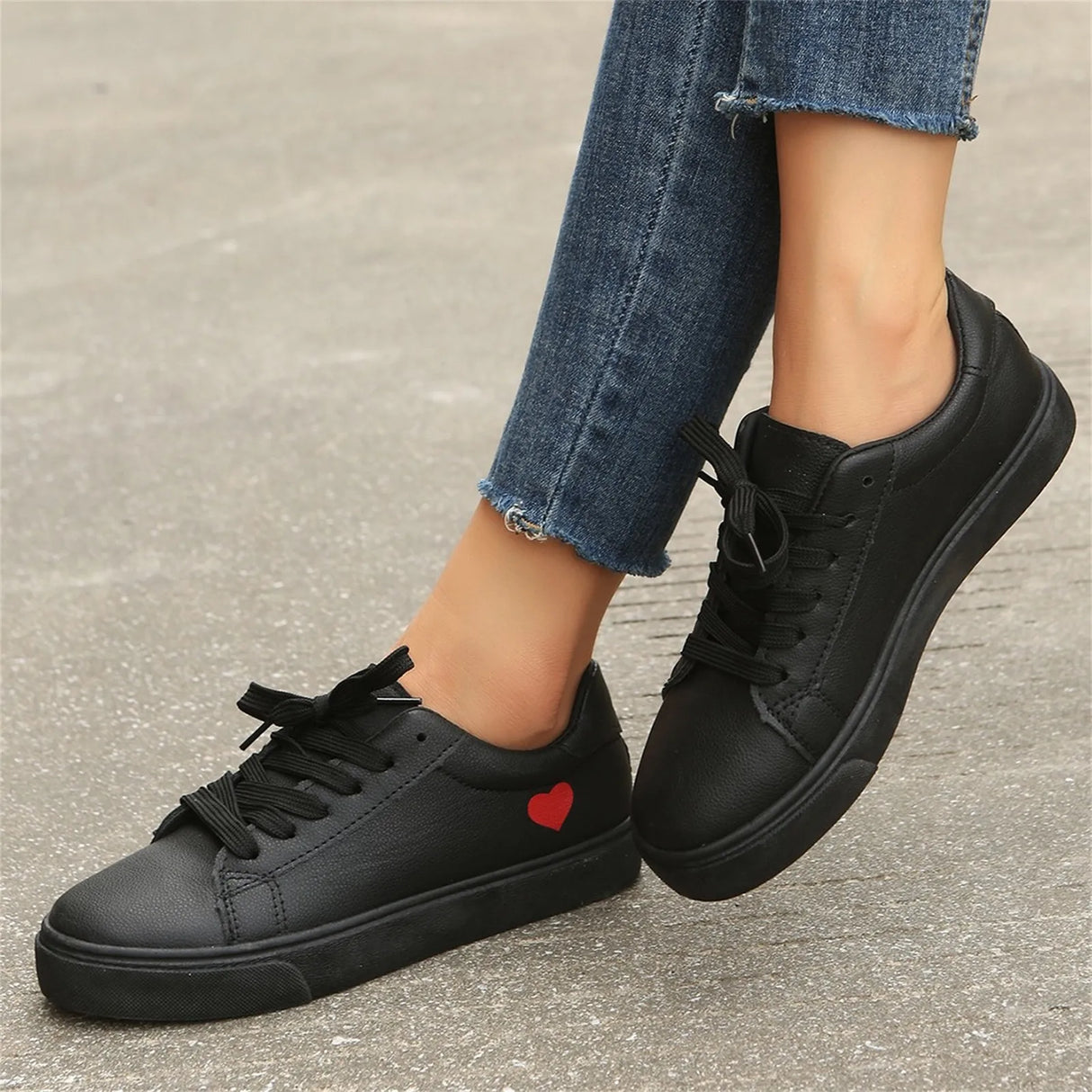 Ladies Leather Board Shoes Black Heart Print Basic Vulcanized Shoes Solid Color Lightweight Plus Size Womens Casual Sneakers