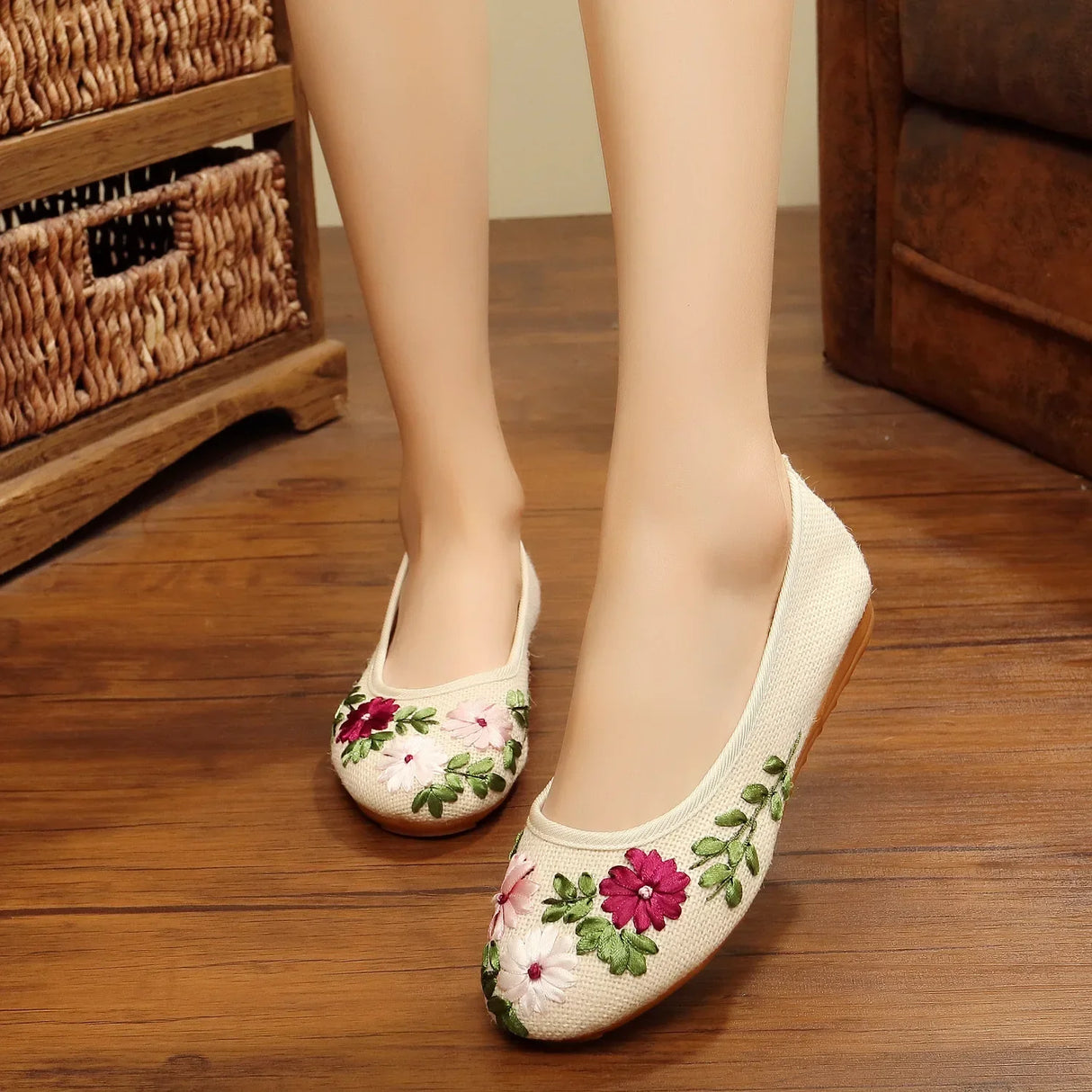 2023 New Chinese Girl Embroidered Cloth Shoes Hot