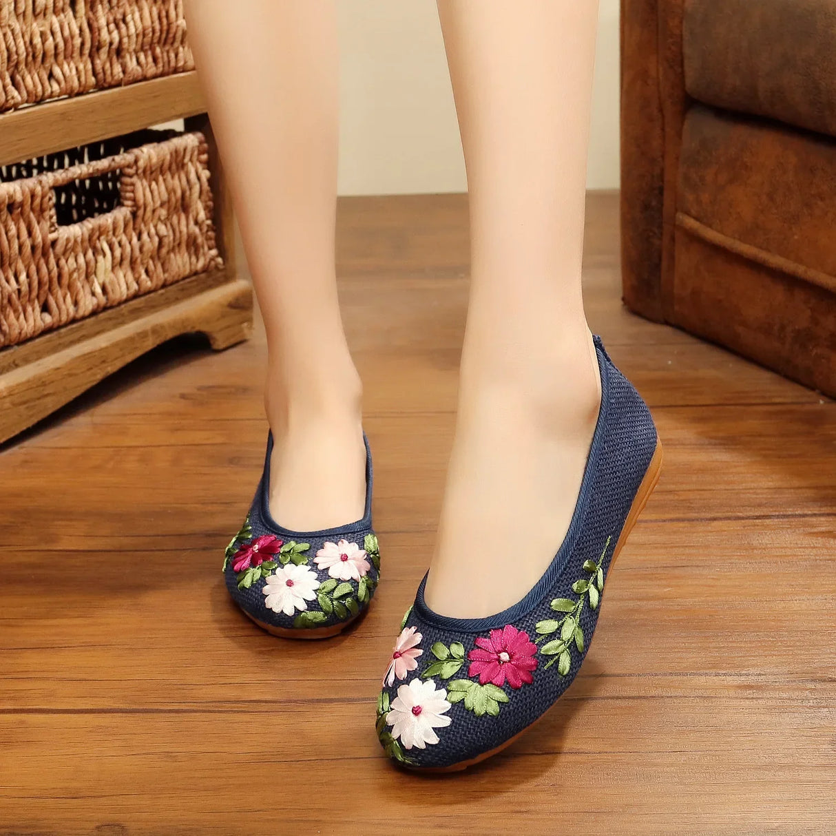 2023 New Chinese Girl Embroidered Cloth Shoes Hot