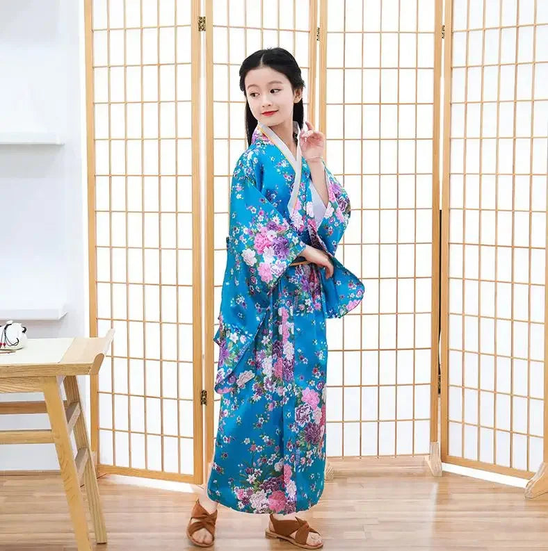 Cute girl Japanese ethnic style kimono and dance