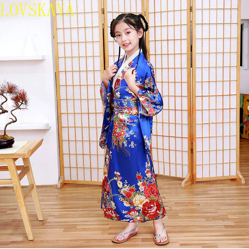 Cute girl Japanese ethnic style kimono and dance